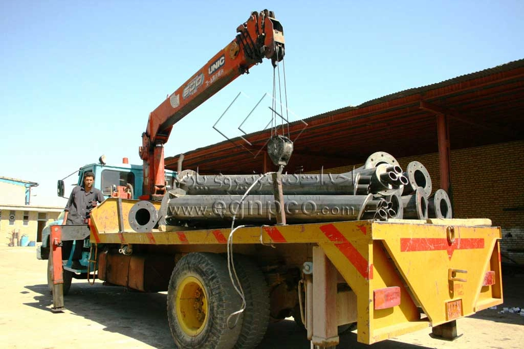 بارگیری دکل های پرچم در کارخانه احداث گستر